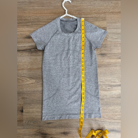 Lululemon Swiftly Tech 2.0 Short Sleeve Shirt Womens Sz 4 Gray Seamless Athletic - Picture 5 of 5